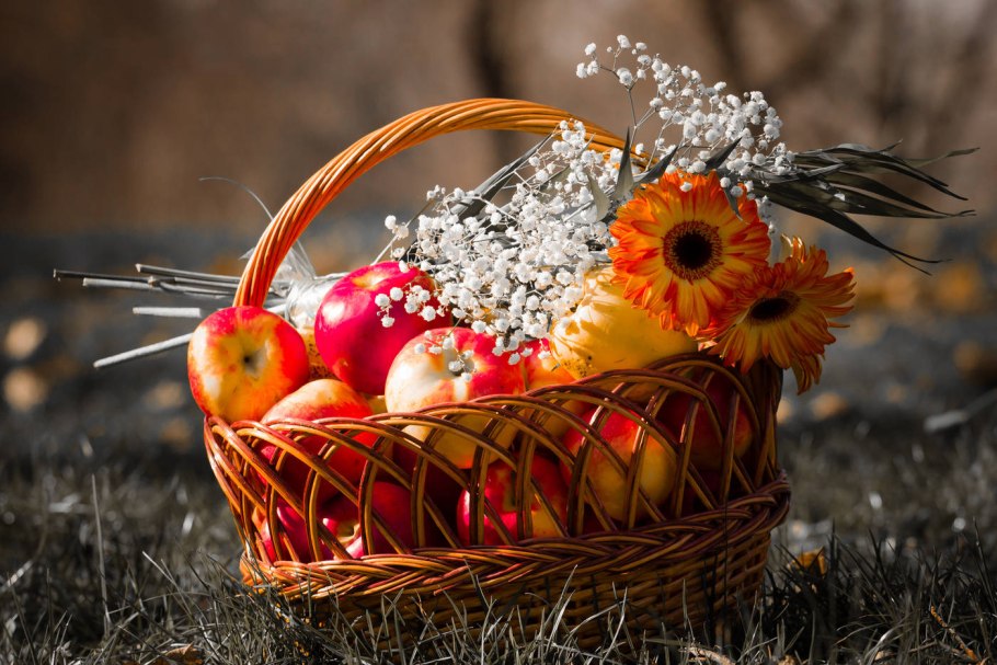 Корзины с яблоками