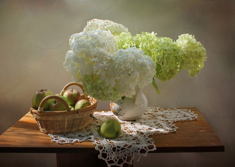 Натюрморт с гортензией