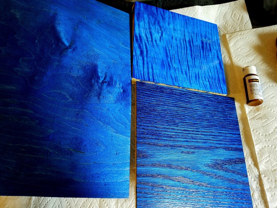 Дерево в бирюзовых тонах