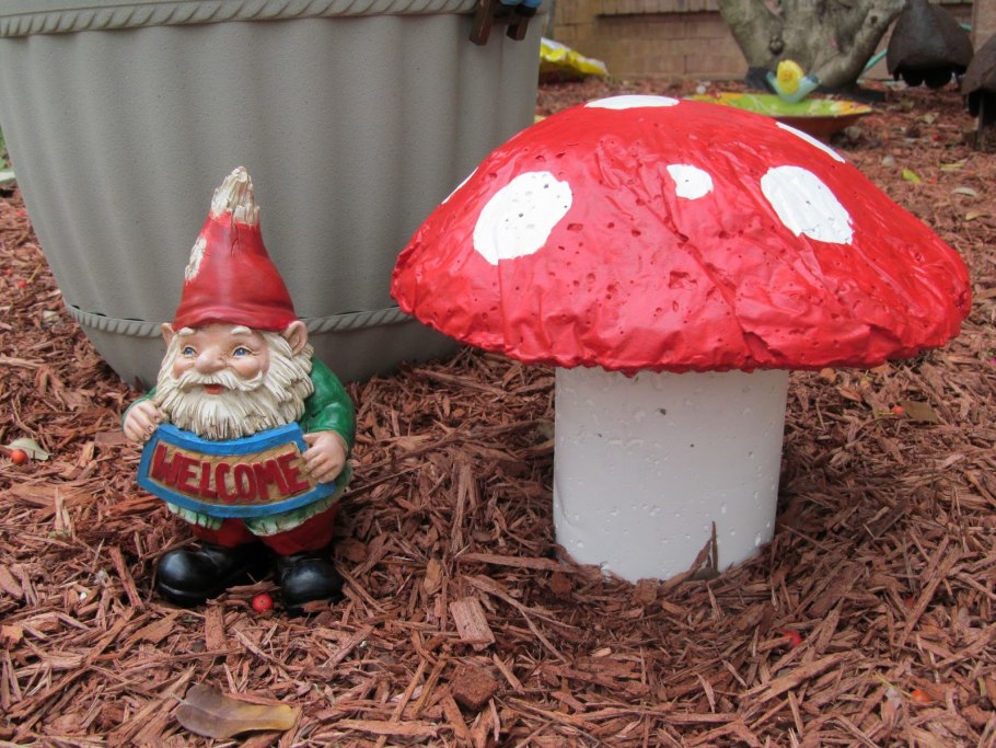 Грибы из подручного материала для сада