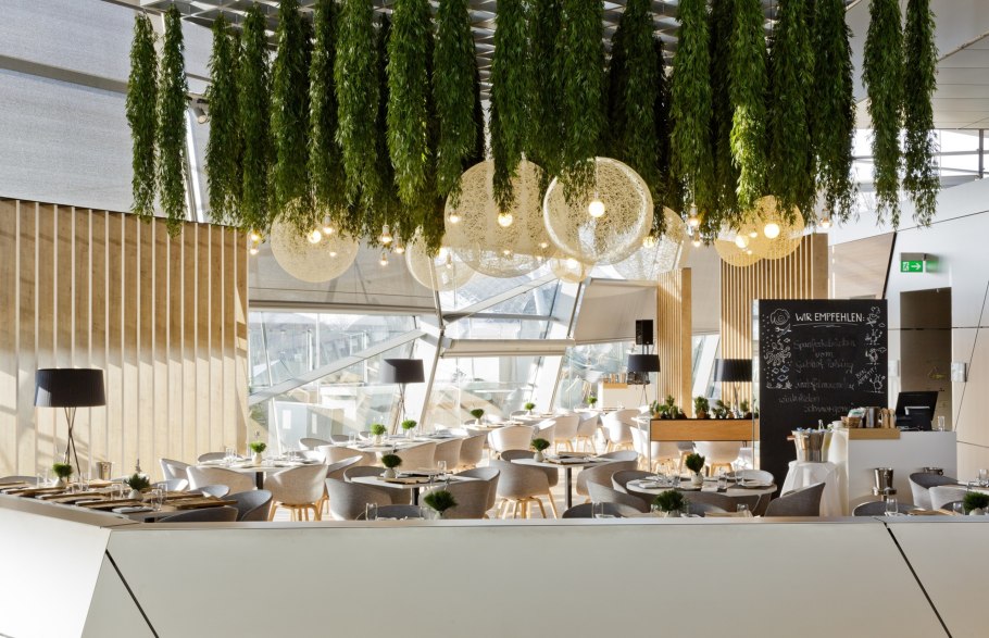 Декор потолка в кафе зеленью