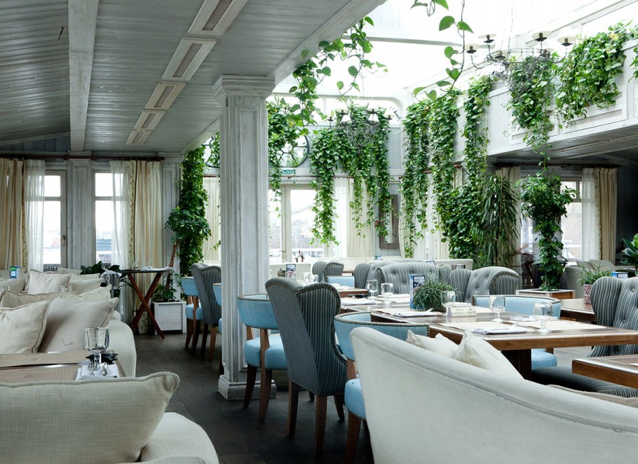 Растения в интерьере ресторана