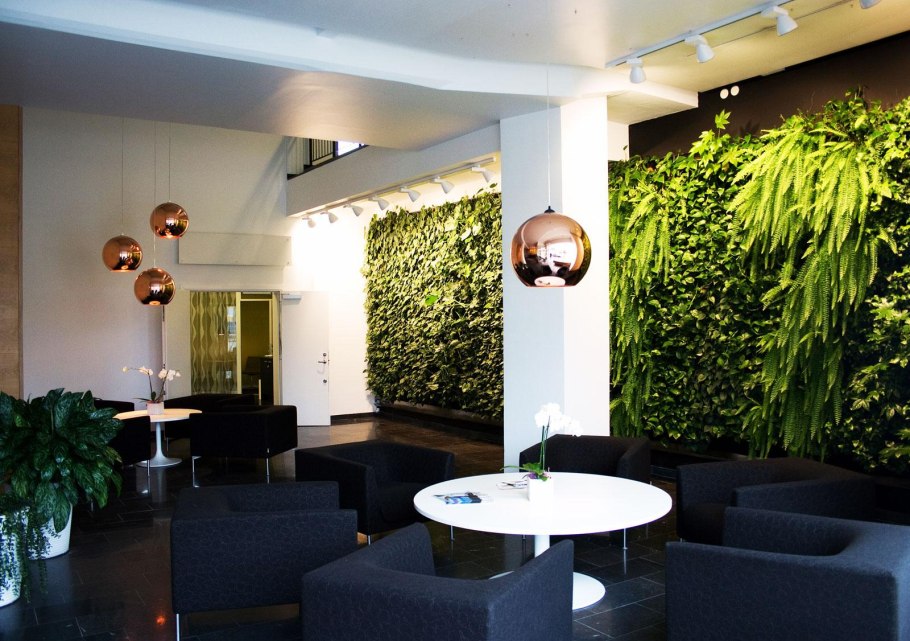 Искусственные растения в интерьере кафе