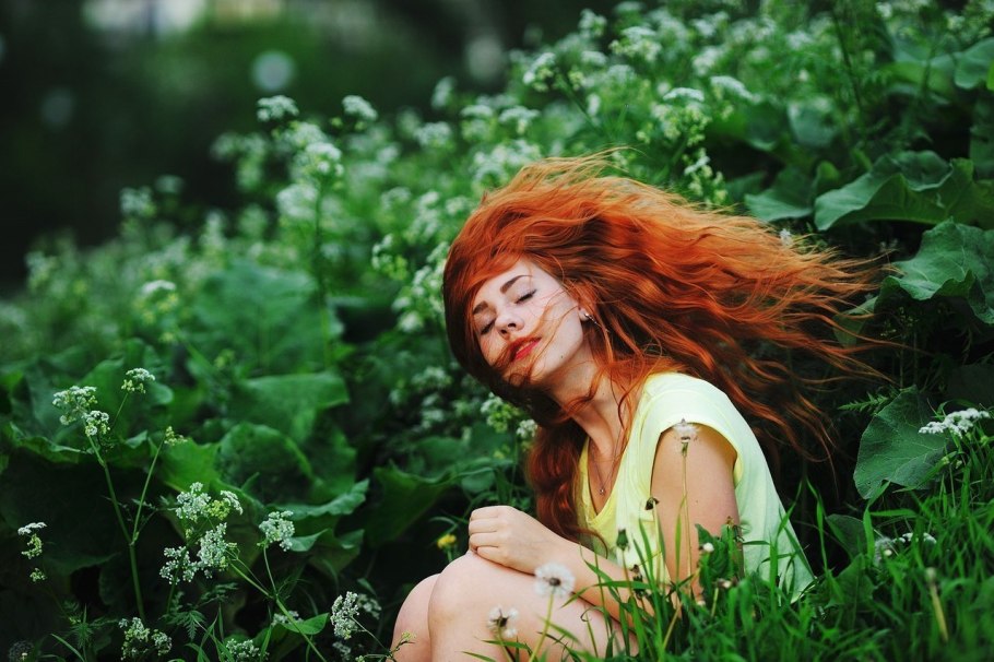 Рыжая женщина