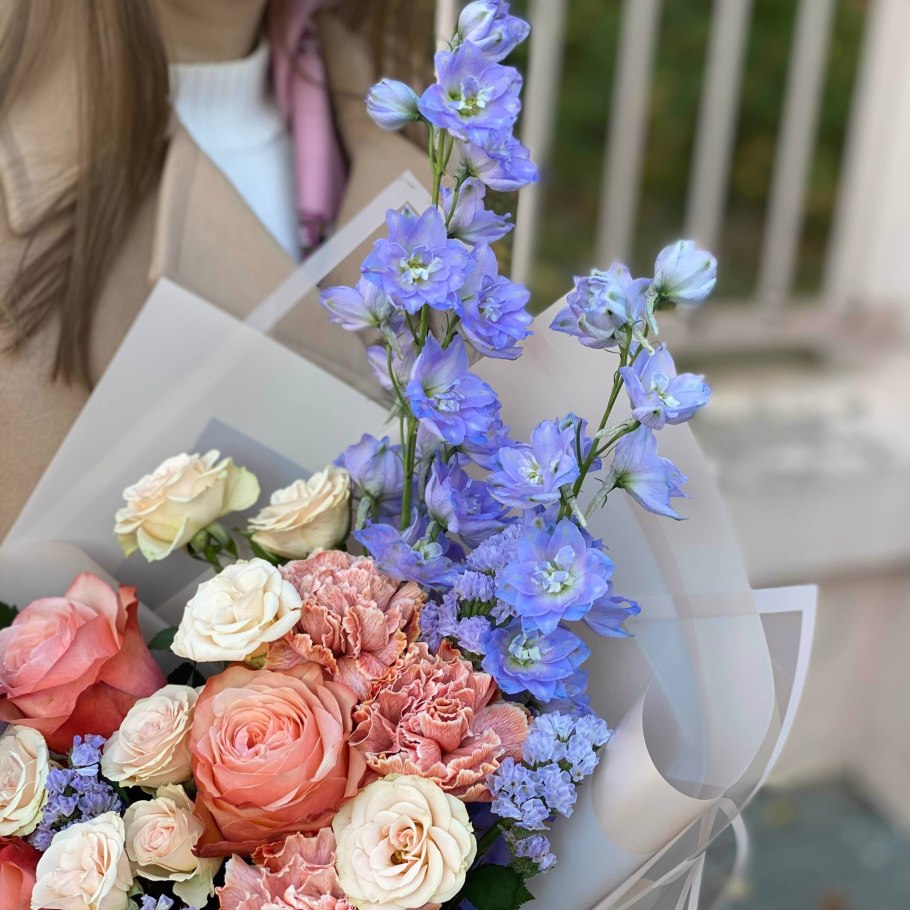 Дельфиниум с гвоздикой букет