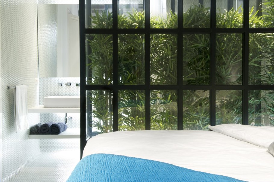 Стеклянная перегородка с растениями