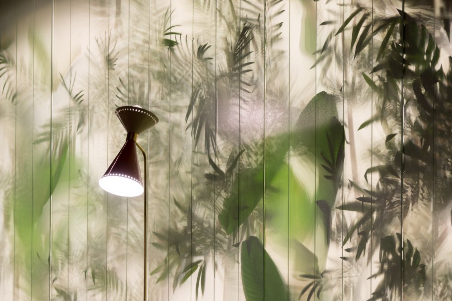 Растения за матовым стеклом с подсветкой