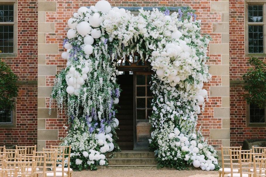 Цветы. Невеста во дворе