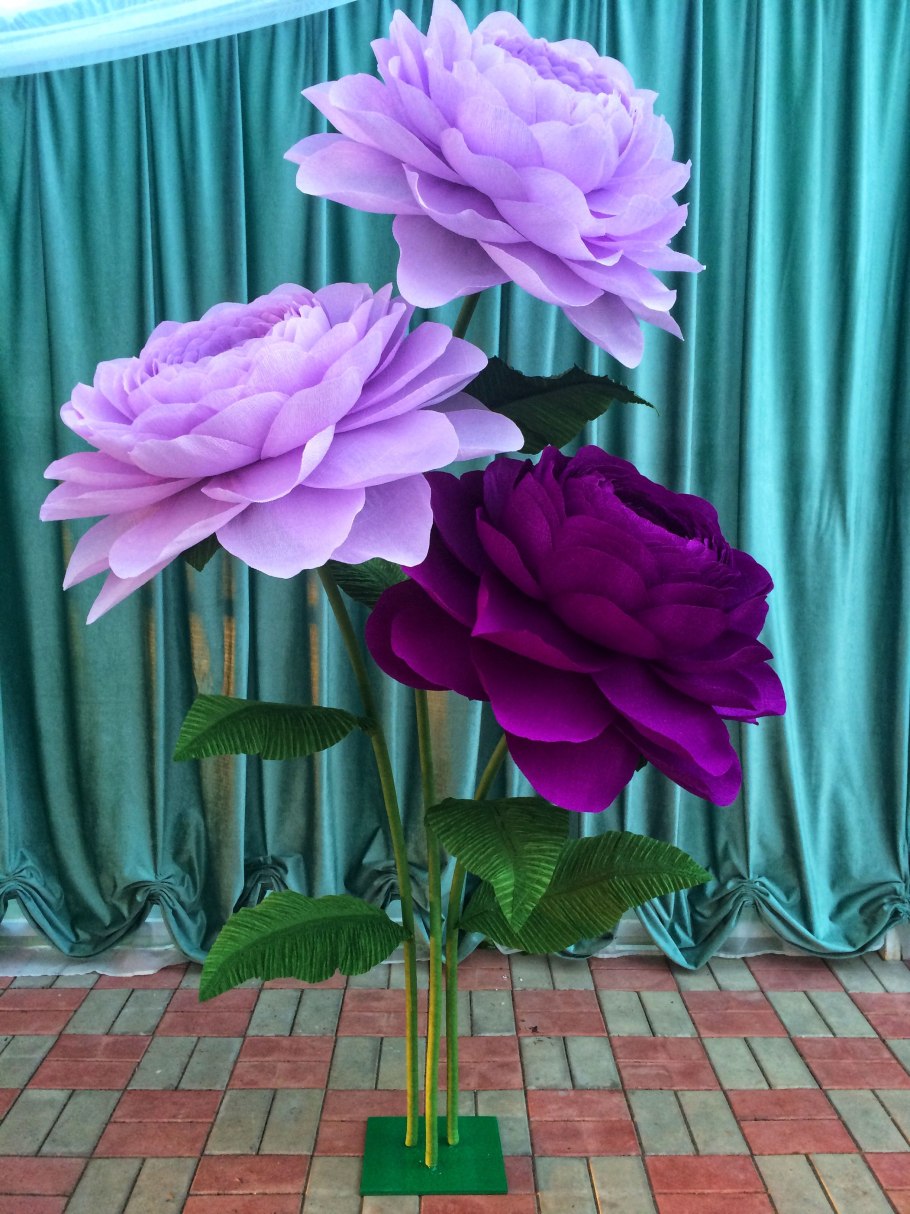 Объемный цветок на ножке