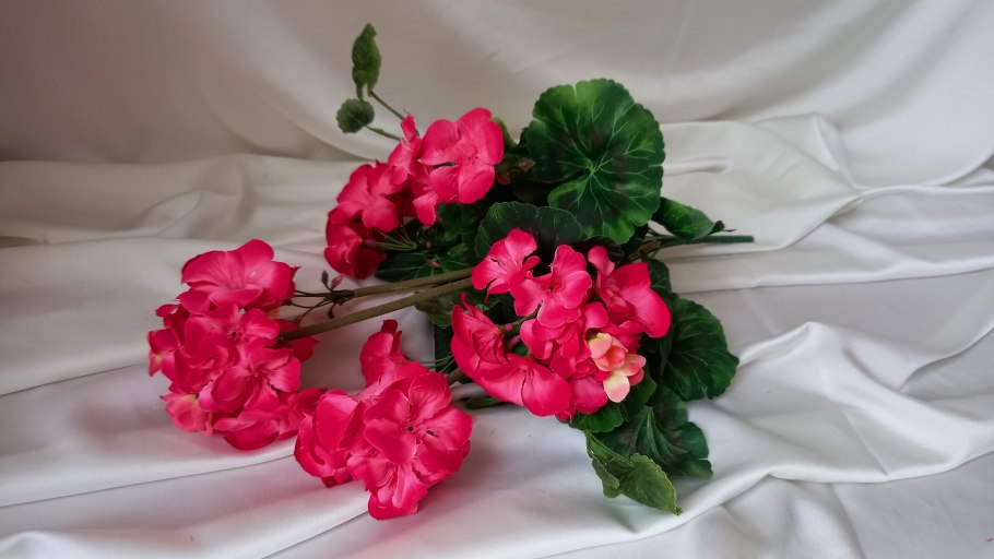 Искусственная герань в горшке