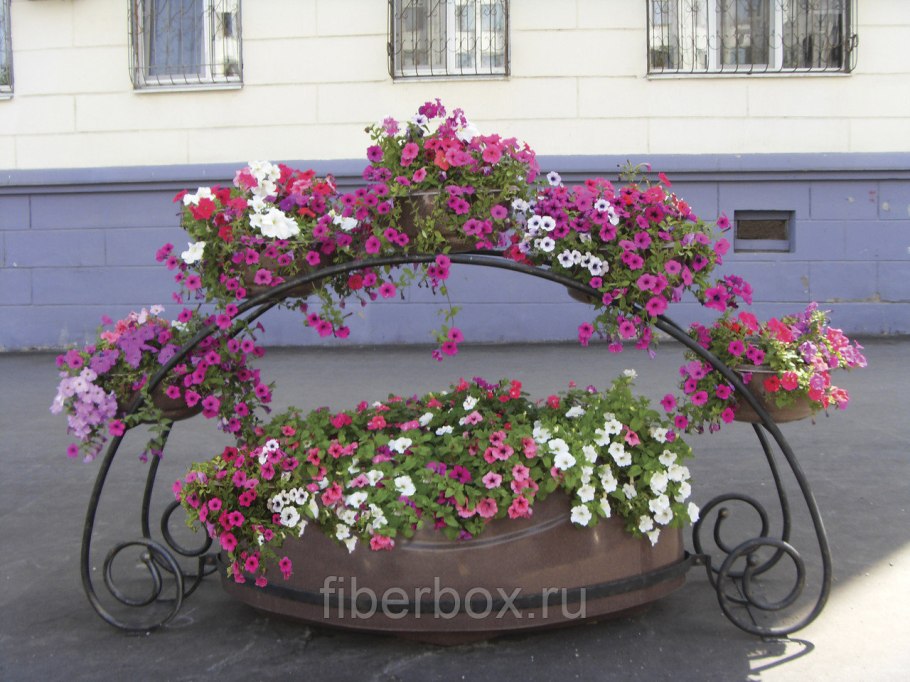 Цветочница каска уличная
