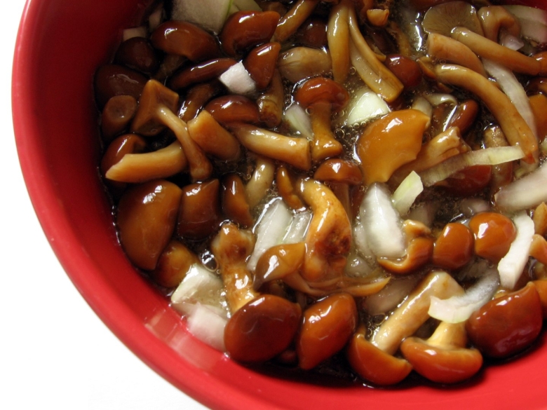 Маленькие маринованные грибы