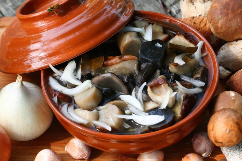 Грибочки соленые