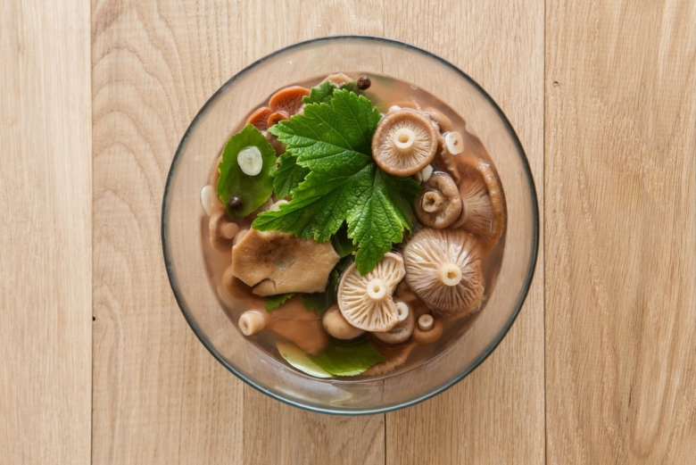 Грузди на тарелке