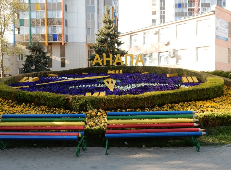 Клумба часы в анапе