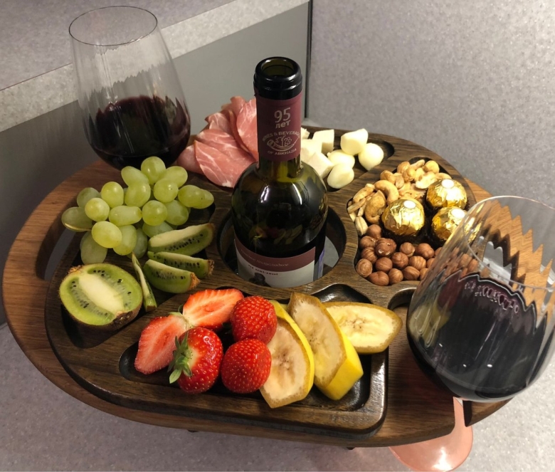 Столик для фруктов и вина