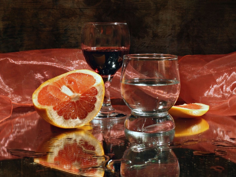 Натюрморт с бокалом вина