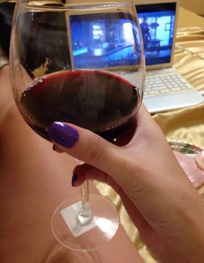 Бокал вина в руке