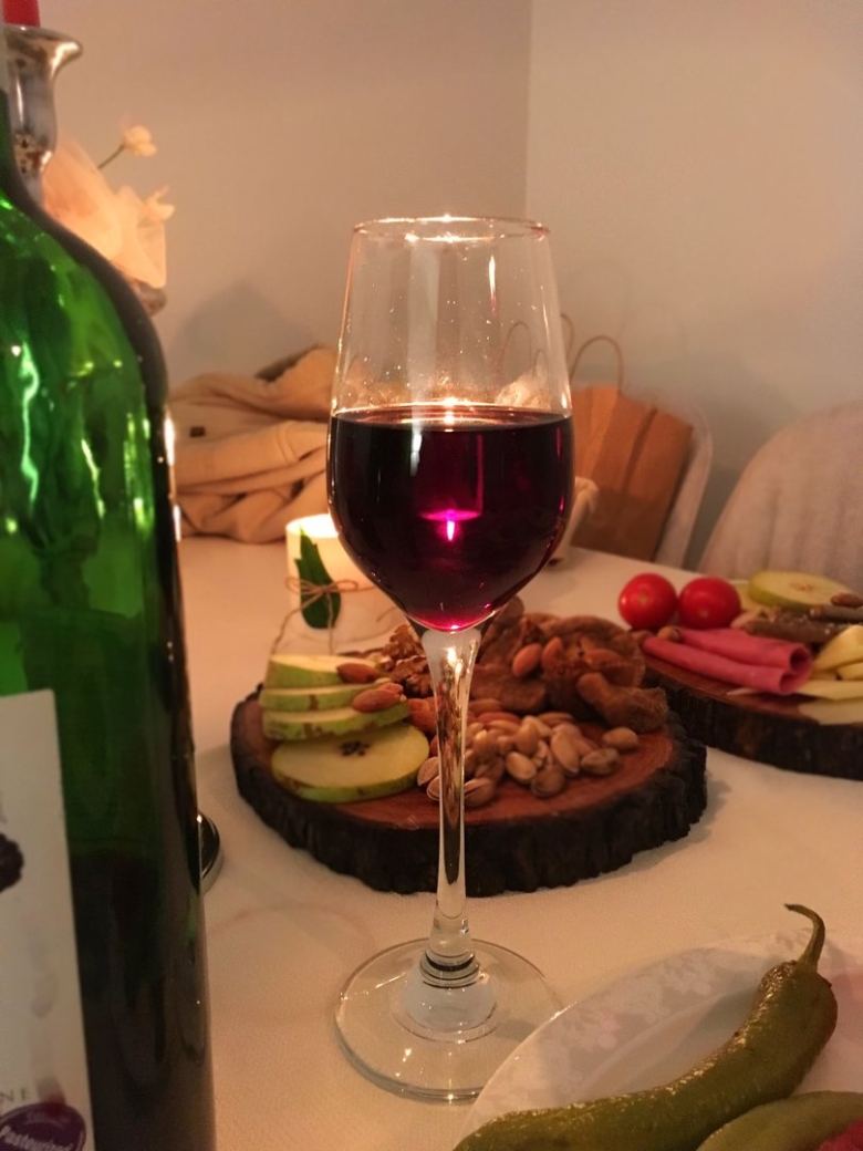 Бокал вина на столе