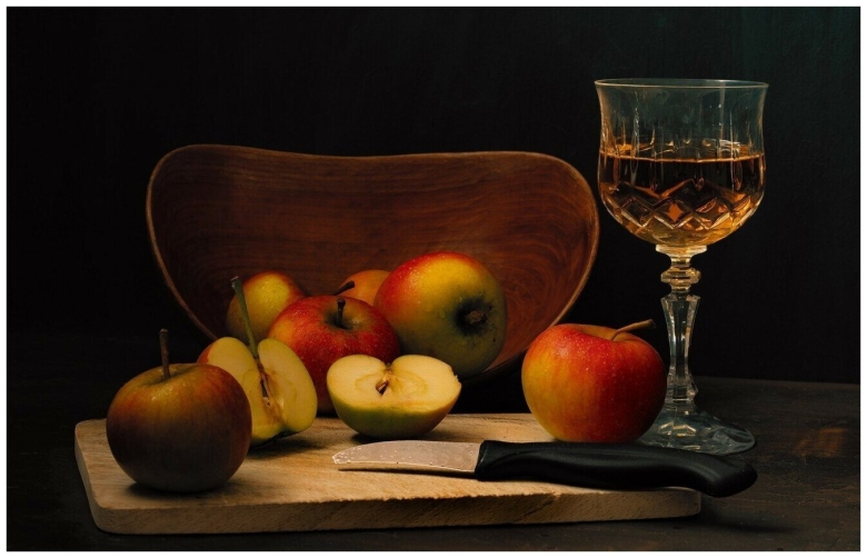 Натюрморт с бокалом и фруктами