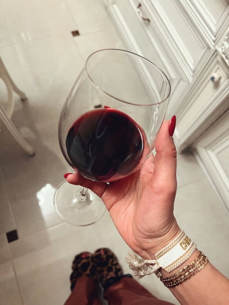 Бокал вина в руке