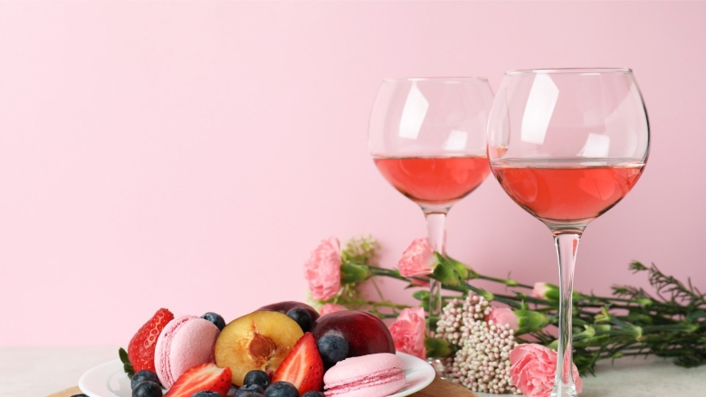 Бокал розового вина