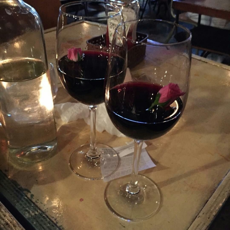 Бокал вина на столе