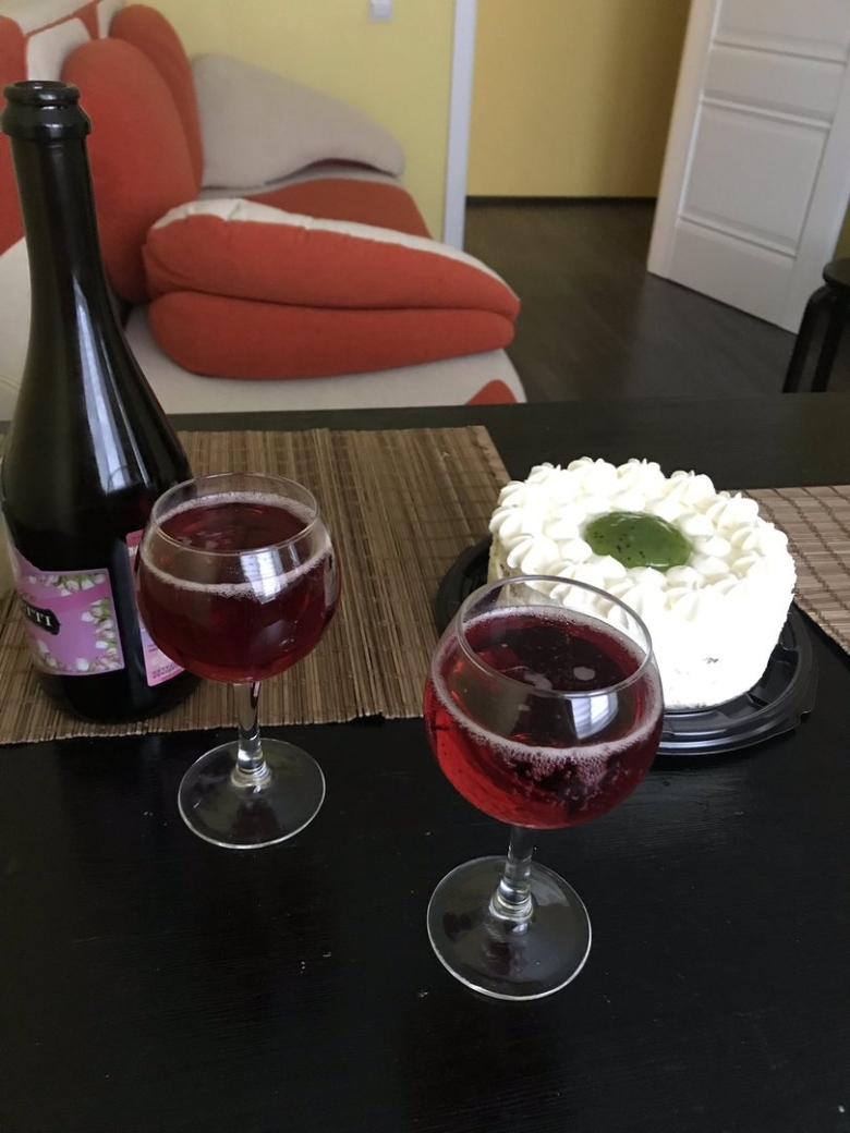 Вино в бокале на столе