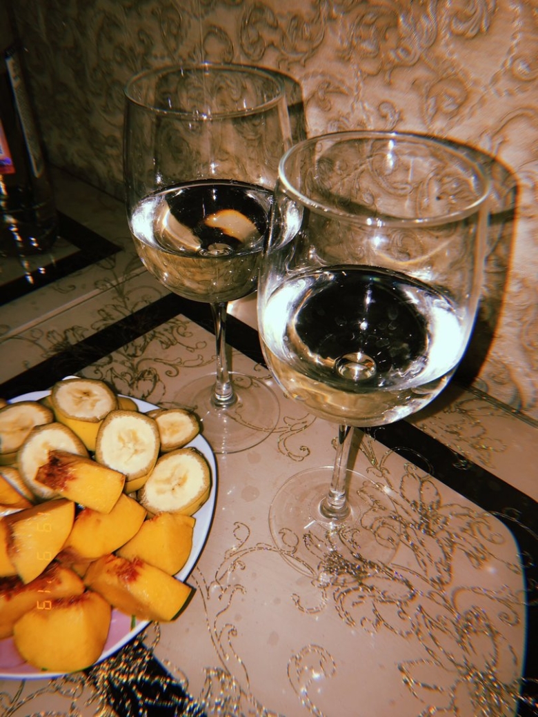 Вино в бокале на столе