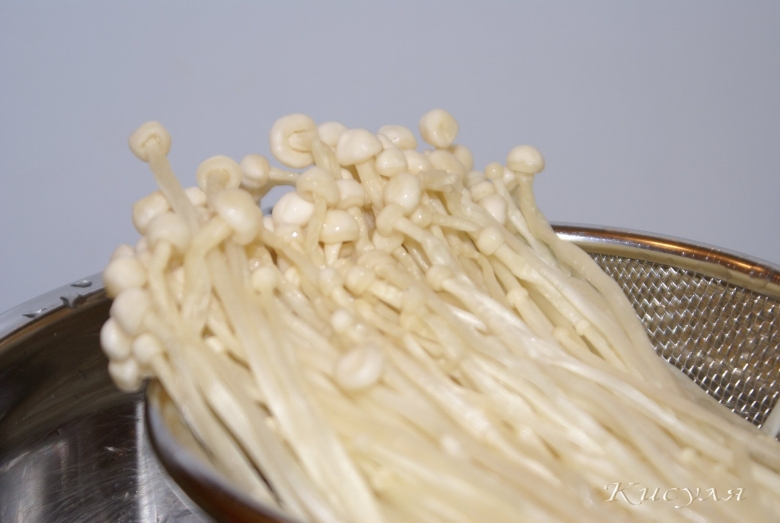 Салат с грибами Эноки