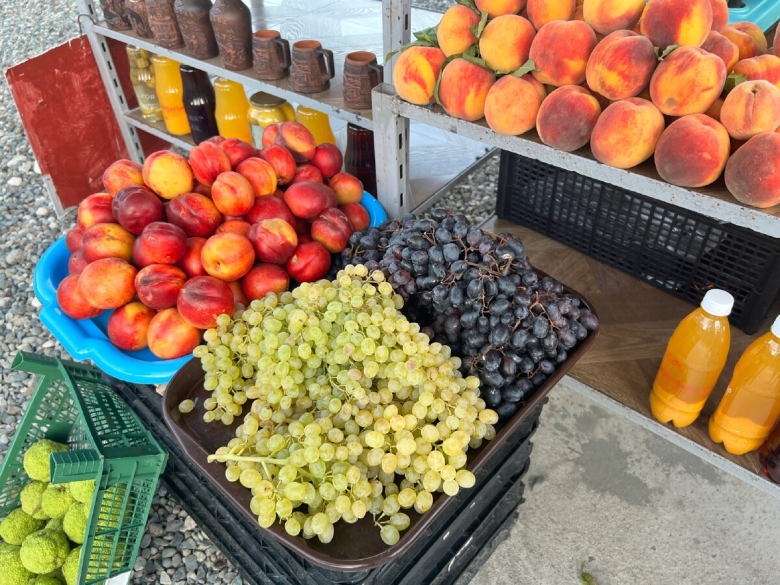 Фрукты в Абхазии в августе