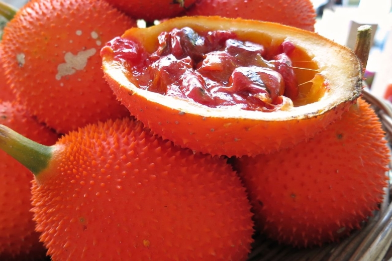 Оранжевый экзотический фрукт