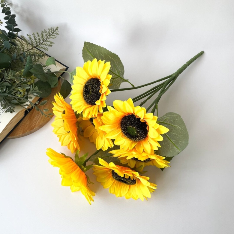 Композиции с искусственными подсолнухами