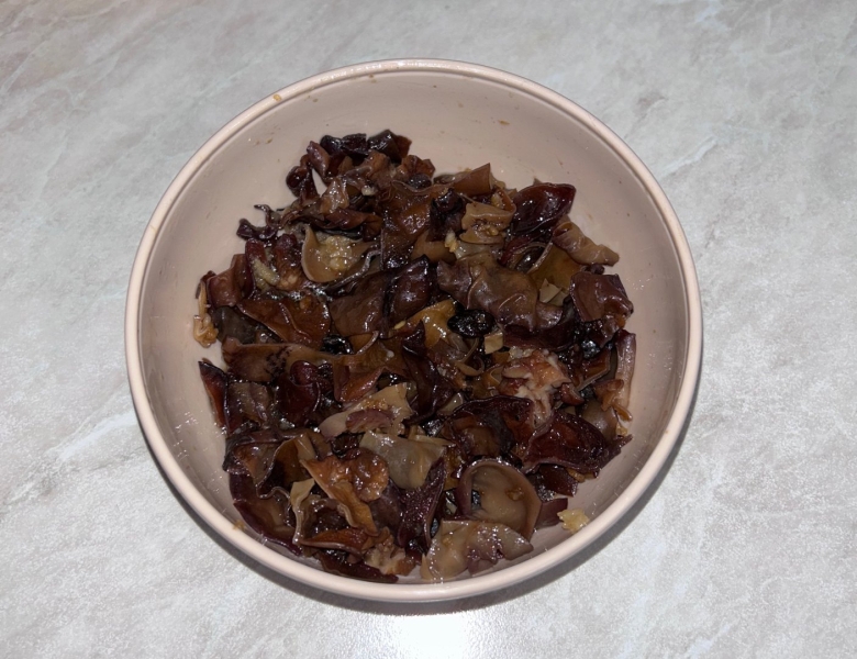 Салат с древесными грибами