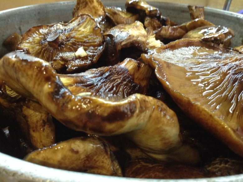 Грибы свинушки вареные