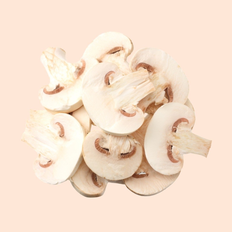 Грибы нарезанные на белом фоне