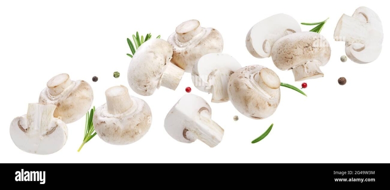 Шампиньоны нарезанные на белом фоне