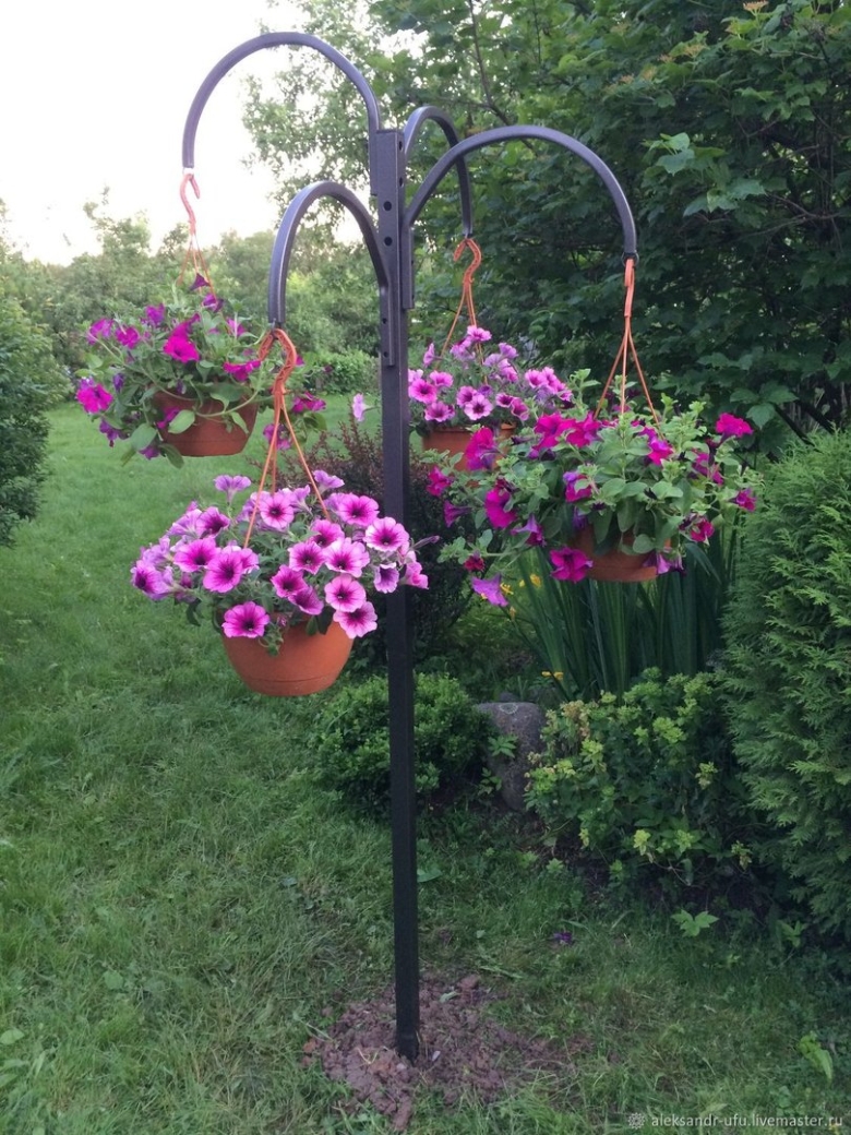 Садовая стойка для цветов