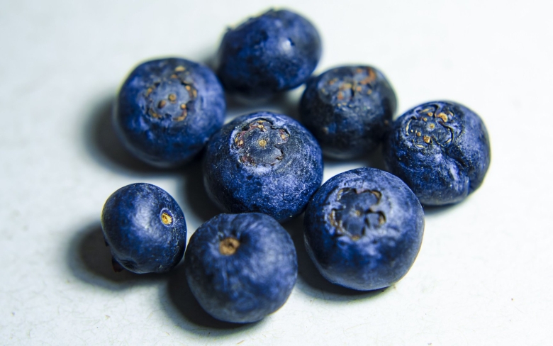 Черная круглая ягода