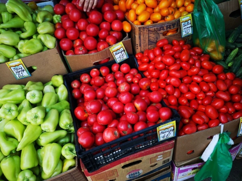 Овощи и фрукты на рынке