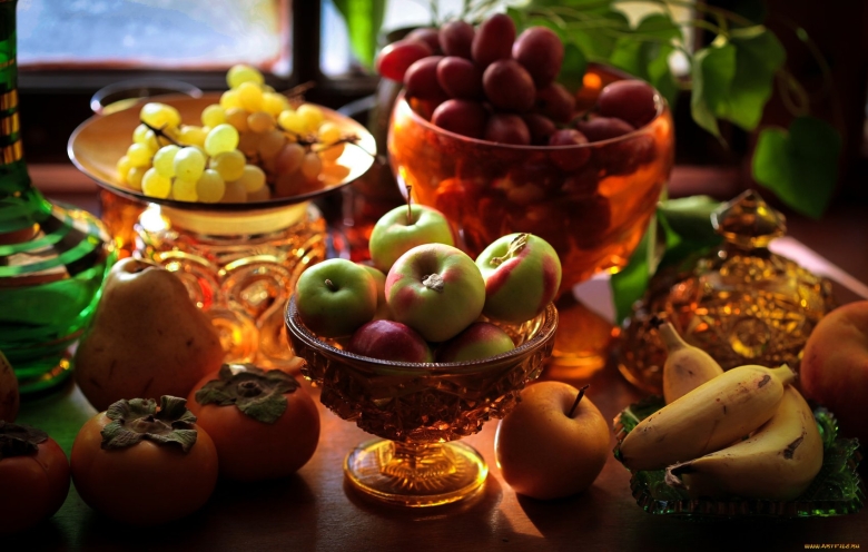 Вазы на столе и фрукты