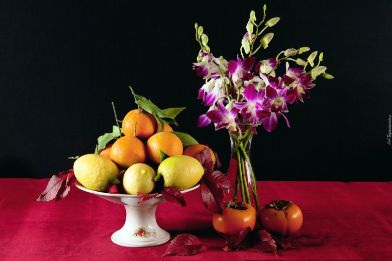 Натюрморт с цветами и фруктами