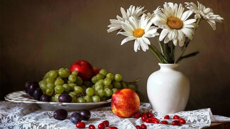 Натюрморт с цветами и фруктами