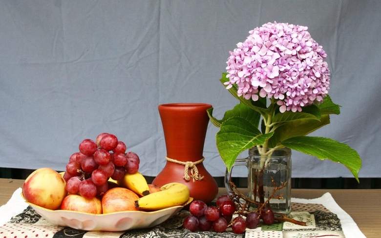 Натюрморт с цветами и фруктами