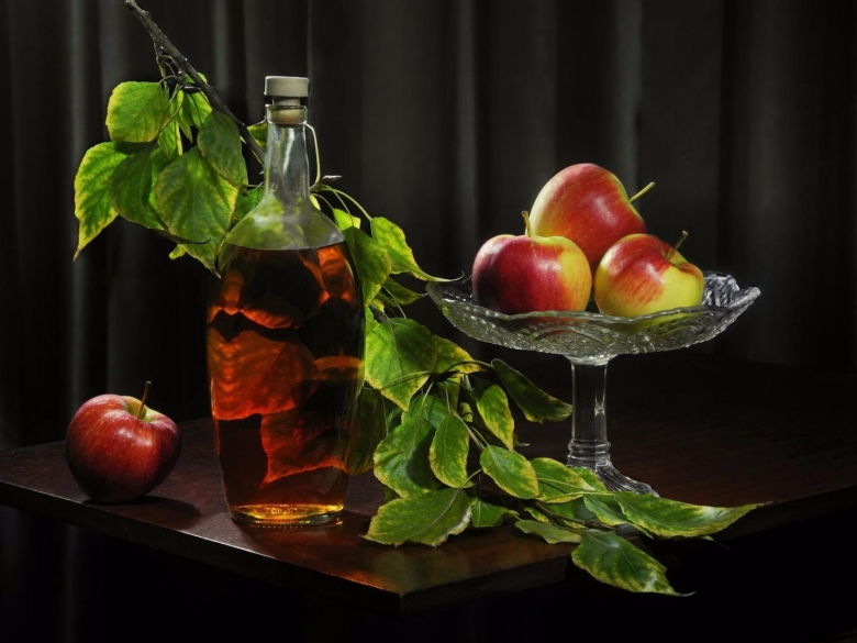 Фрукты в вазе на столе