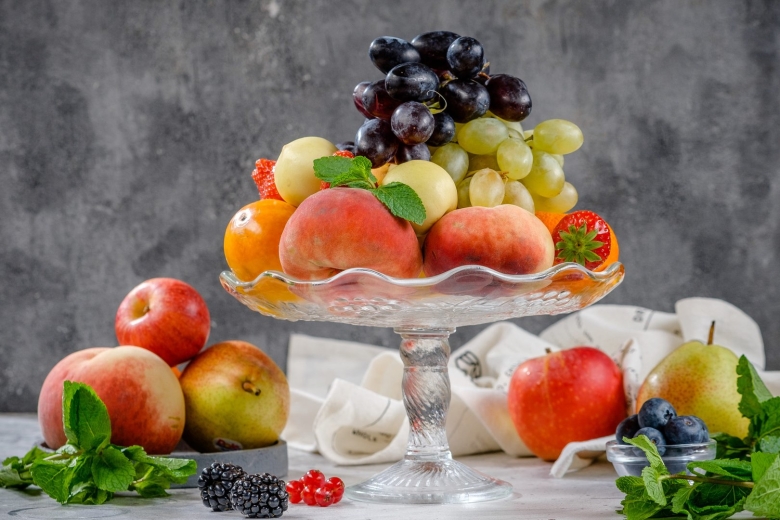 Ваза с фруктами на столе