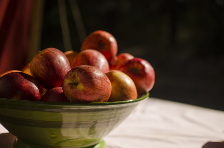 Чаша с яблоками