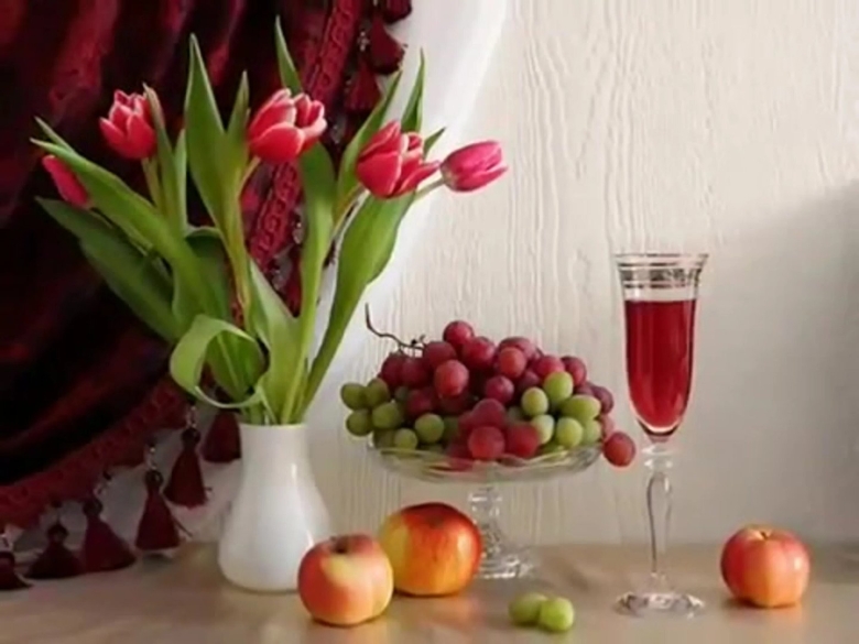 Фрукты в вазе на столе