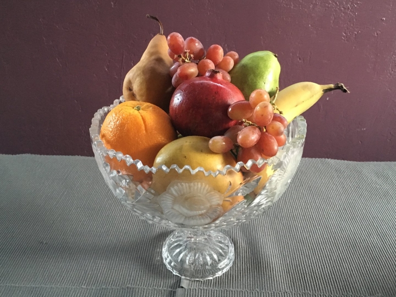 Ваза с фруктами на столе