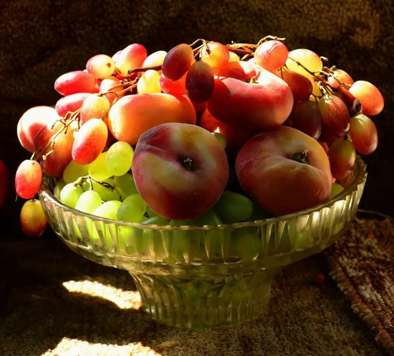 Фрукты в вазе